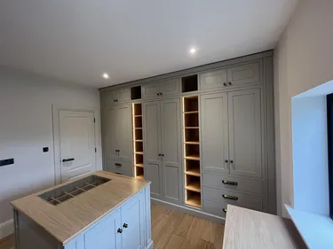 Dressing Room Floor to Ceiling Unit made from MEDITE MR