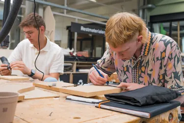 2 SintLucas students work on their projects side-by-side
