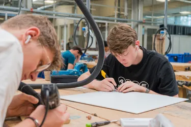 SintLucas students work on their projects together