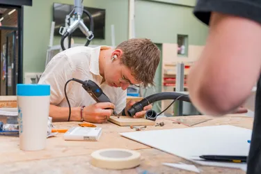 Student machines into MEDITE TRICOYA EXTREME for his project