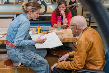 SintLucas Student and teacher speaks about project with a Vitalis resident