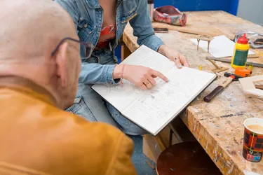 SintLucas student shows Vitalis resident their sketches for their project