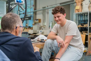 SintLucas student speaks with Vitalis resident about his project