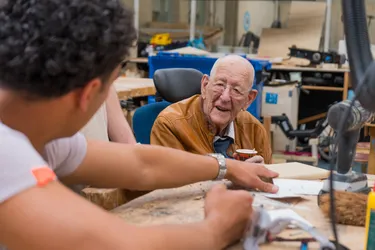 SintLucas student speak with Vitalis resident about his project and shows him the MEDITE TRICOYA EXTREME he will be using