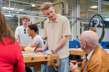 SintLucas student speaks with a Vitalis resident about his project