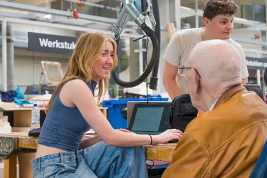 SintLucas student speaks with a Vitalis resident about her project