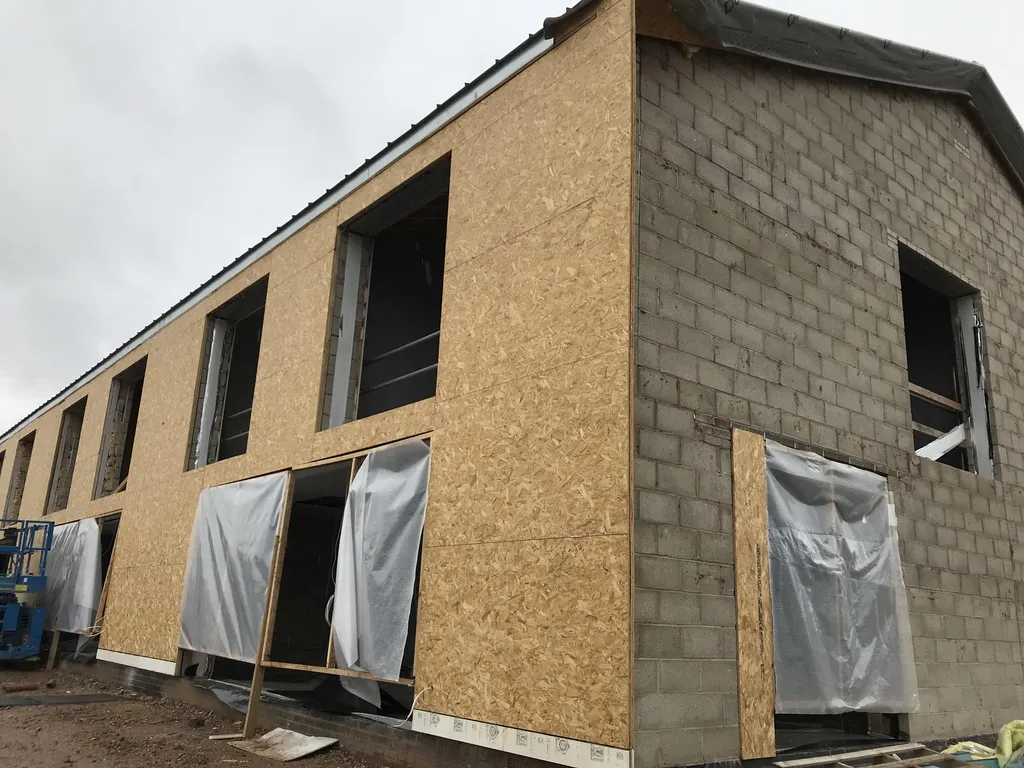 Les panneaux OSB/4 SMARTPLY ULTIMA aident à transformer des granges en maisons ultramodernes