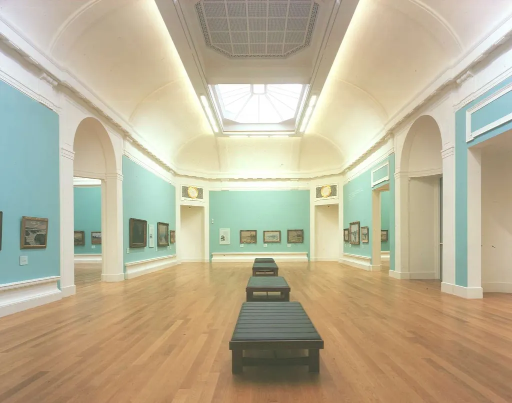 Gallery room with seats and paintings